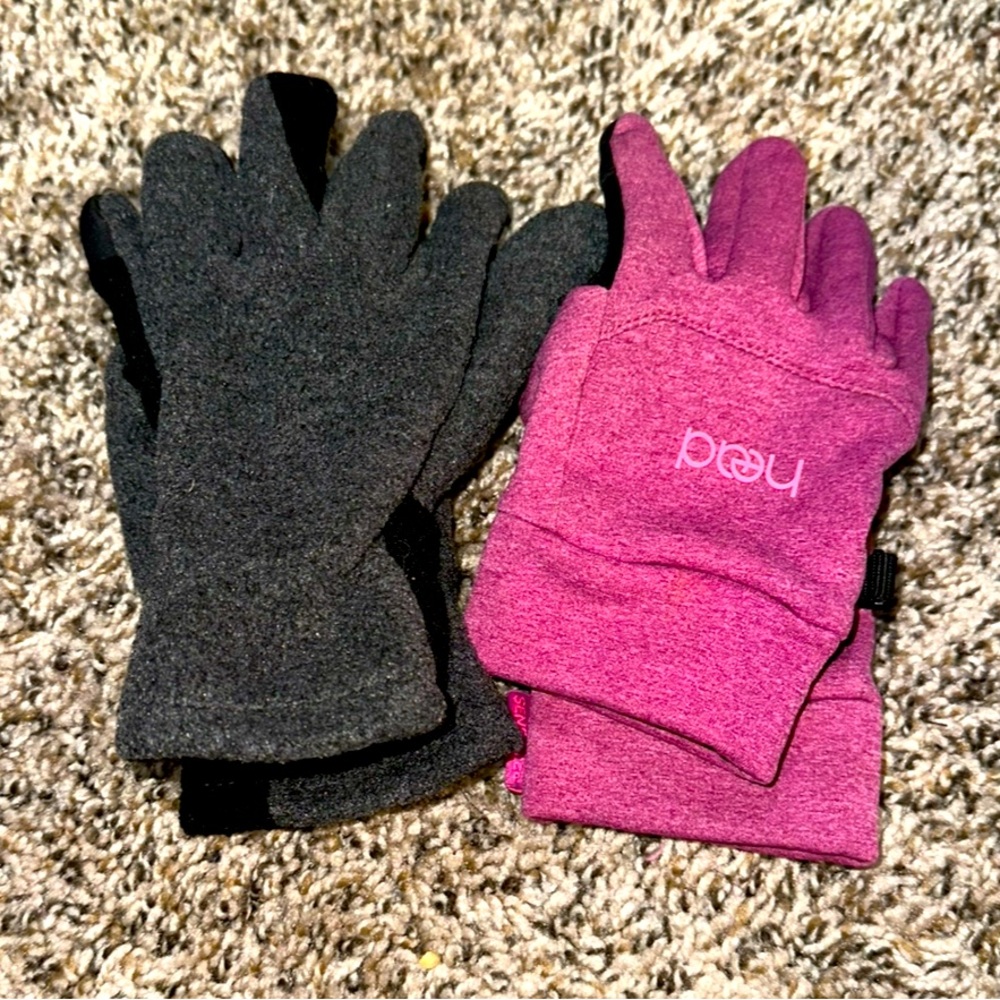 2 pairs of gloves- fleece and gripped finger gloves